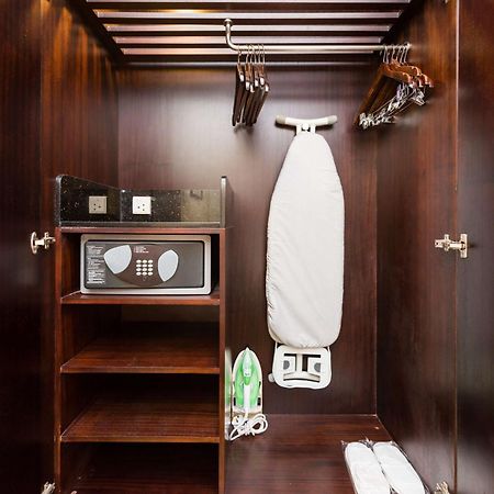 Radisson Blu Towers Kaushambi Delhi Ncr Ghaziabad Exterior foto A hotel room wardrobe with a safe