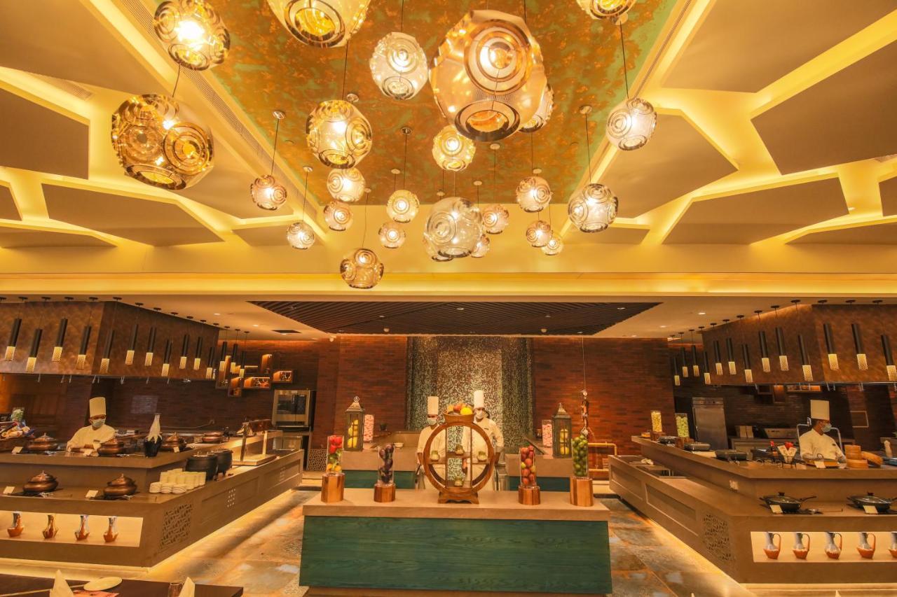Radisson Blu Towers Kaushambi Delhi Ncr Ghaziabad Exterior foto The buffet at the hotel
