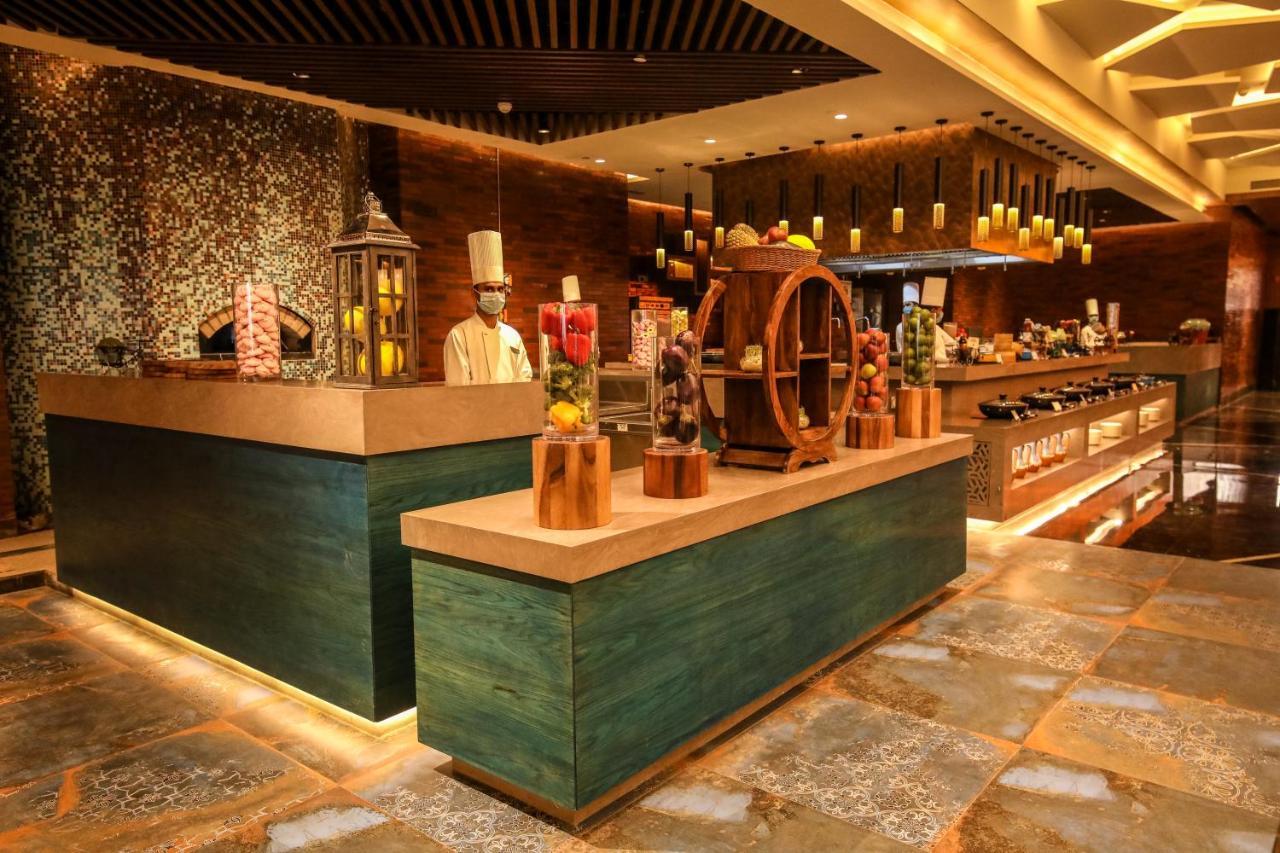 Radisson Blu Towers Kaushambi Delhi Ncr Ghaziabad Exterior foto The buffet at the restaurant