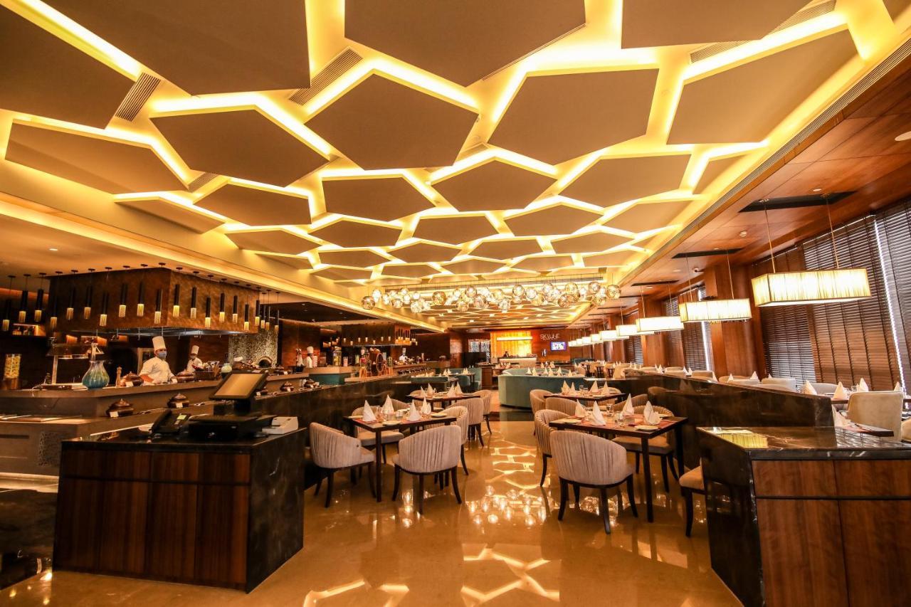 Radisson Blu Towers Kaushambi Delhi Ncr Ghaziabad Exterior foto The interior of the restaurant