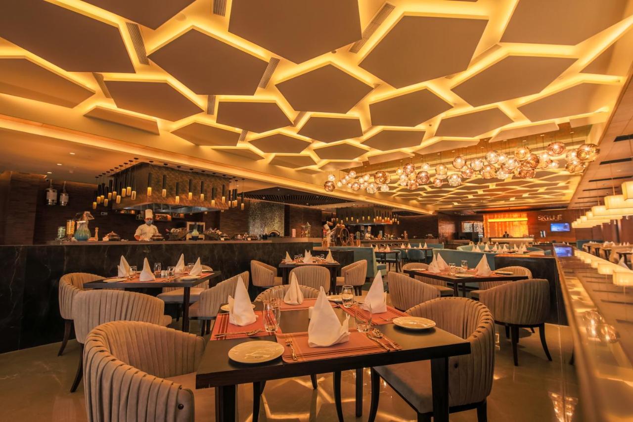 Radisson Blu Towers Kaushambi Delhi Ncr Ghaziabad Exterior foto The interior of the restaurant