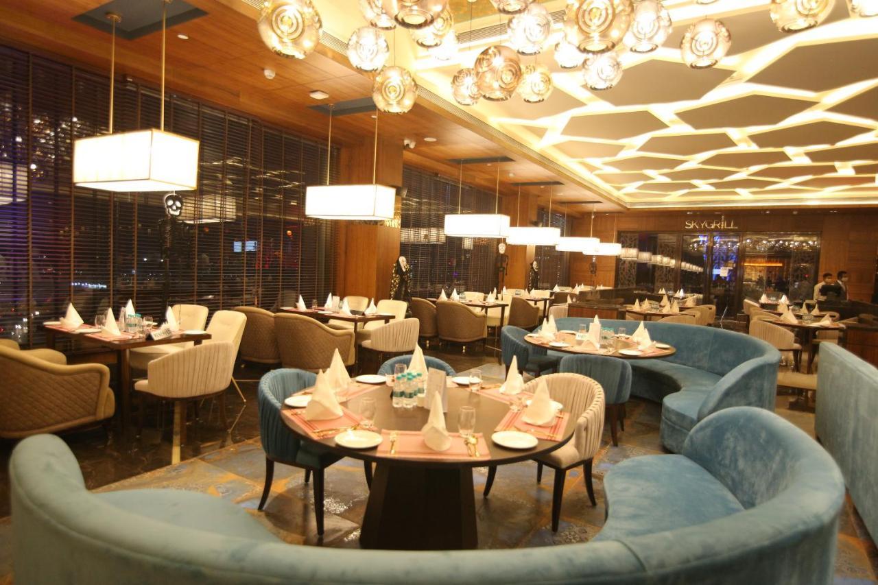 Radisson Blu Towers Kaushambi Delhi Ncr Ghaziabad Exterior foto The interior of the restaurant