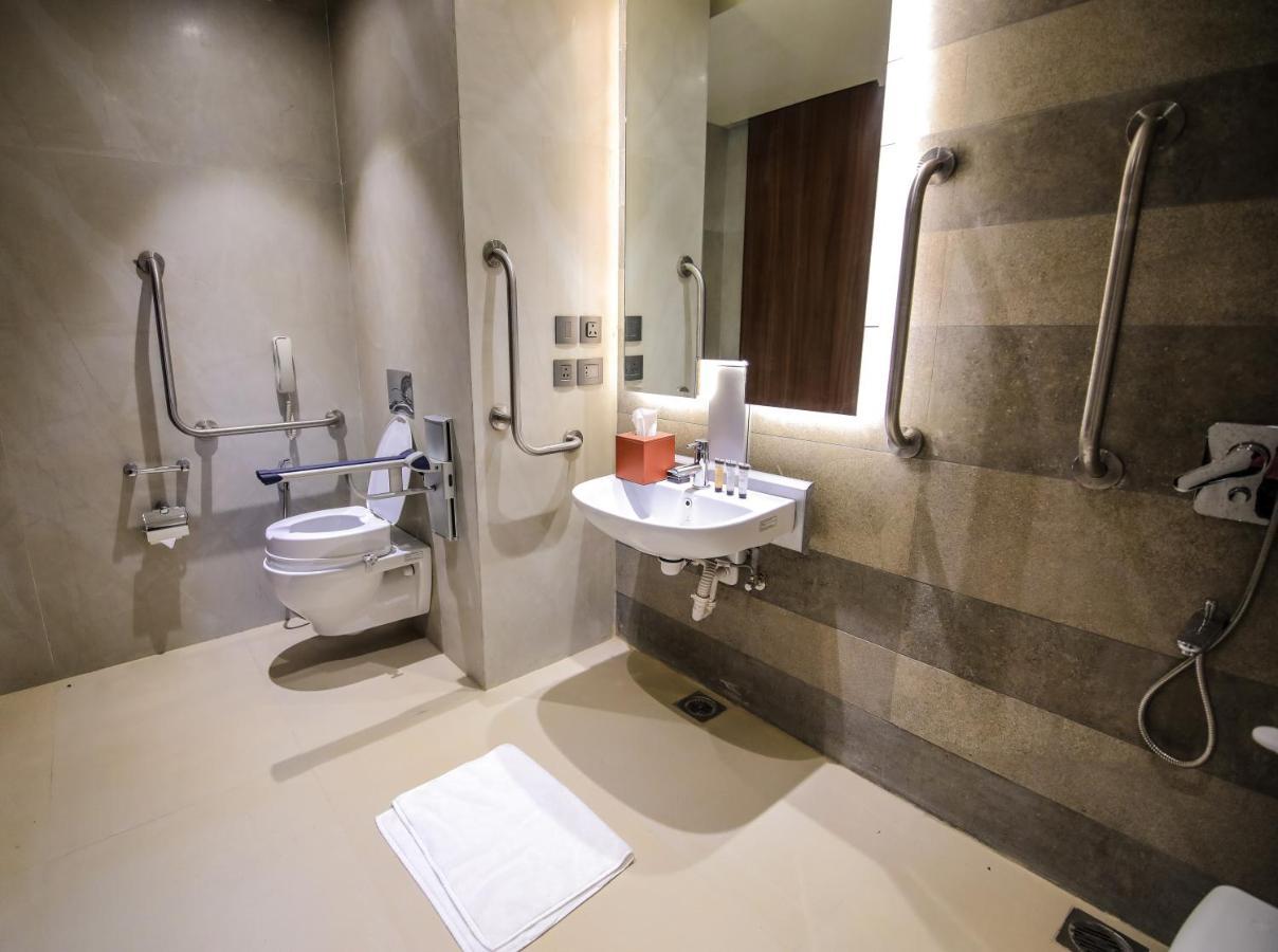 Radisson Blu Towers Kaushambi Delhi Ncr Ghaziabad Exterior foto Disabled toilet with a disabled shower
