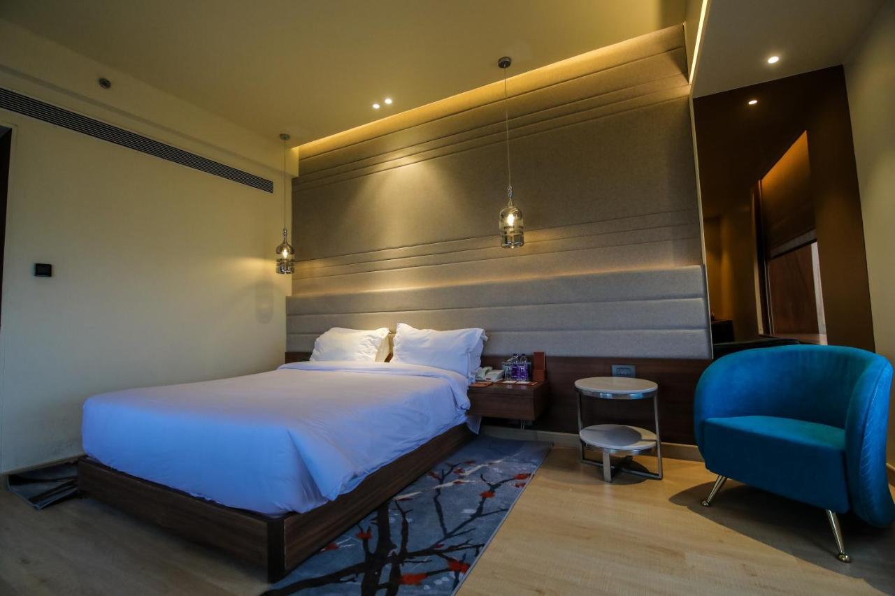 Radisson Blu Towers Kaushambi Delhi Ncr Ghaziabad Exterior foto A room at the hotel