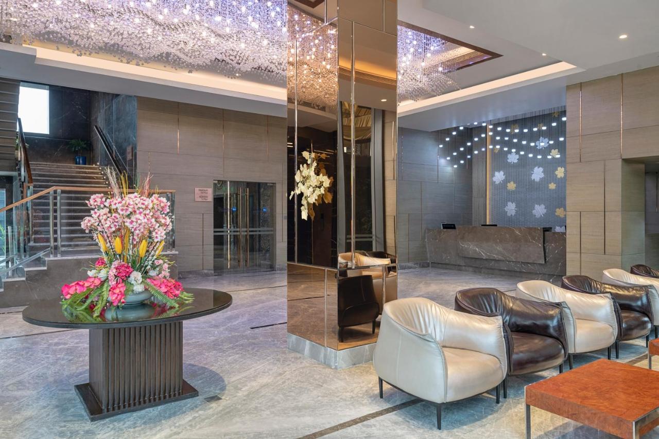Radisson Blu Towers Kaushambi Delhi Ncr Ghaziabad Exterior foto Lobby