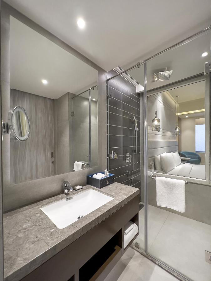 Radisson Blu Towers Kaushambi Delhi Ncr Ghaziabad Exterior foto Bathroom