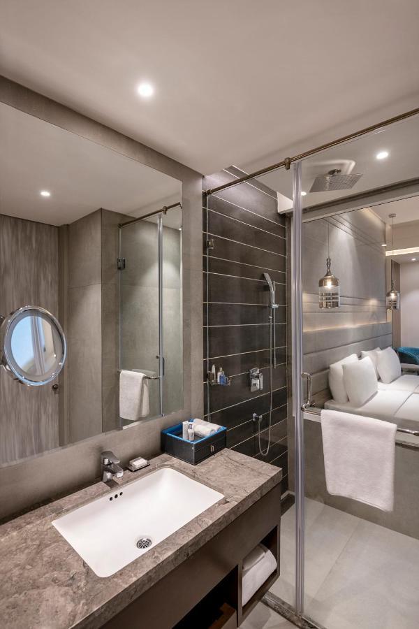 Radisson Blu Towers Kaushambi Delhi Ncr Ghaziabad Exterior foto A bathroom on board