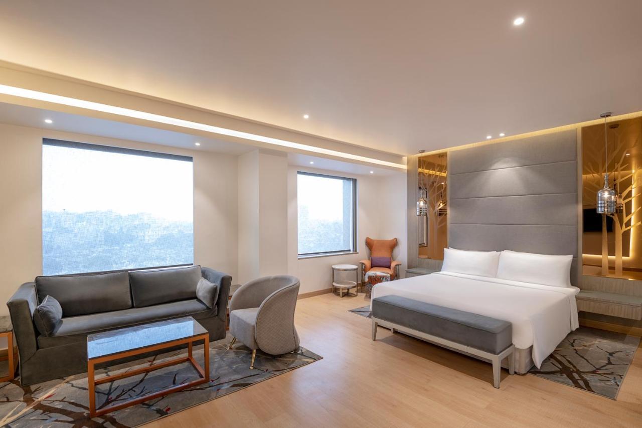 Radisson Blu Towers Kaushambi Delhi Ncr Ghaziabad Exterior foto A suite at the hotel
