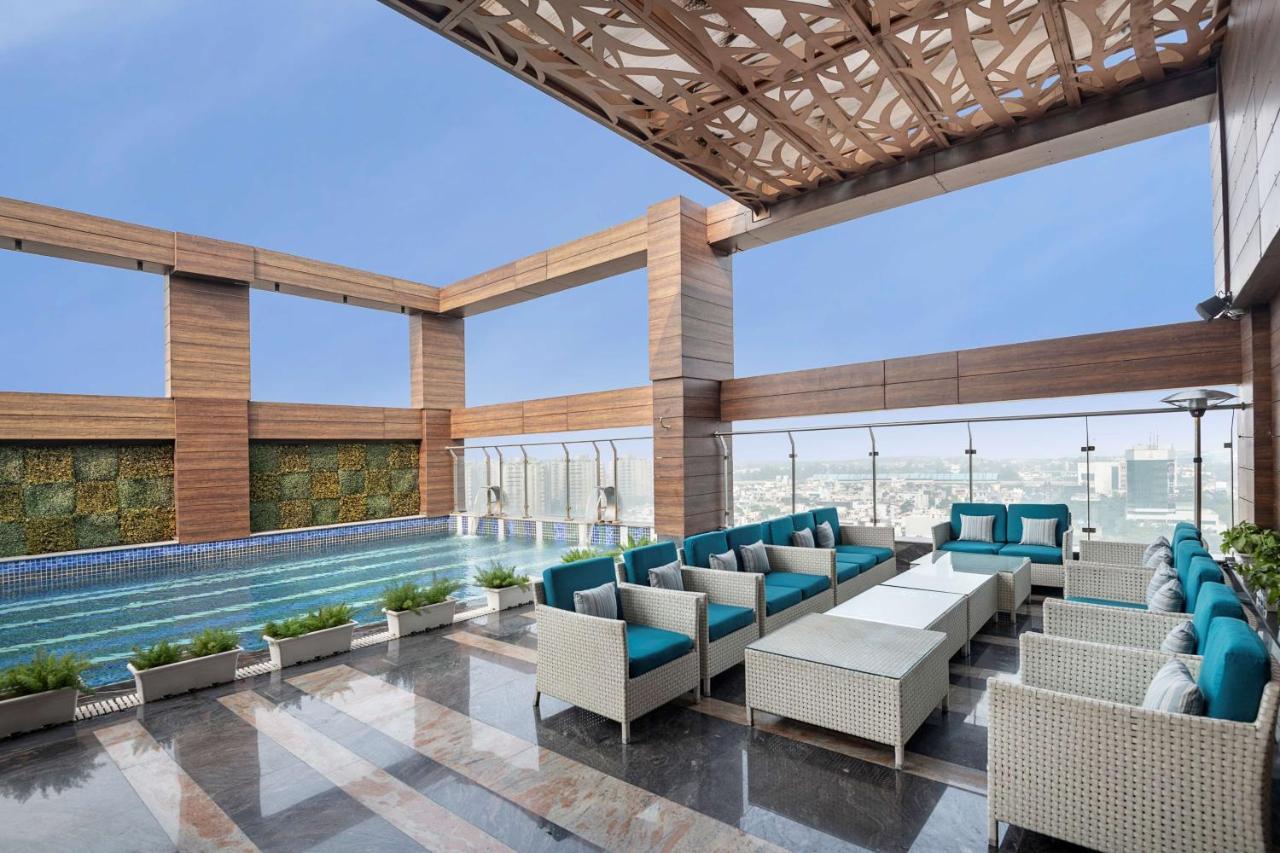 Radisson Blu Towers Kaushambi Delhi Ncr Ghaziabad Exterior foto The Sky Bar
