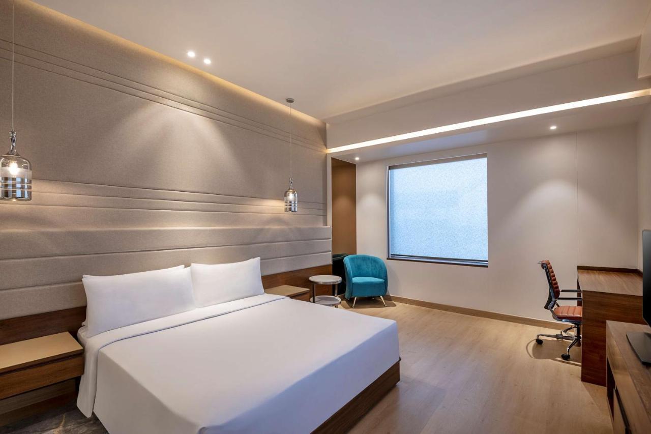 Radisson Blu Towers Kaushambi Delhi Ncr Ghaziabad Exterior foto A room at the hotel