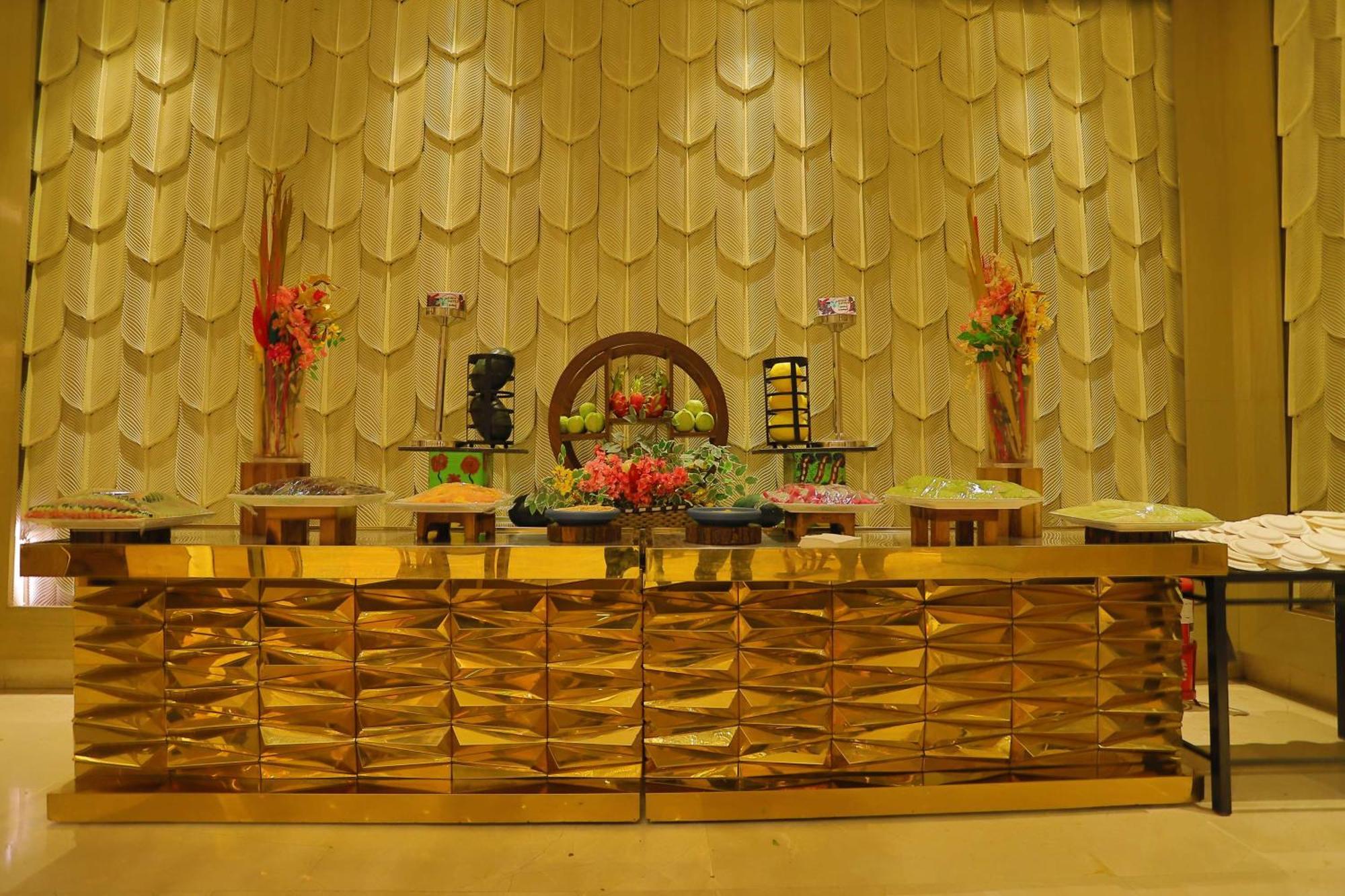 Radisson Blu Towers Kaushambi Delhi Ncr Ghaziabad Exterior foto A Buddhist altar