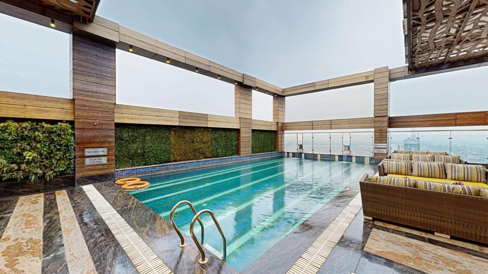 Radisson Blu Towers Kaushambi Delhi Ncr Ghaziabad Exterior foto The swimming pool at the hotel