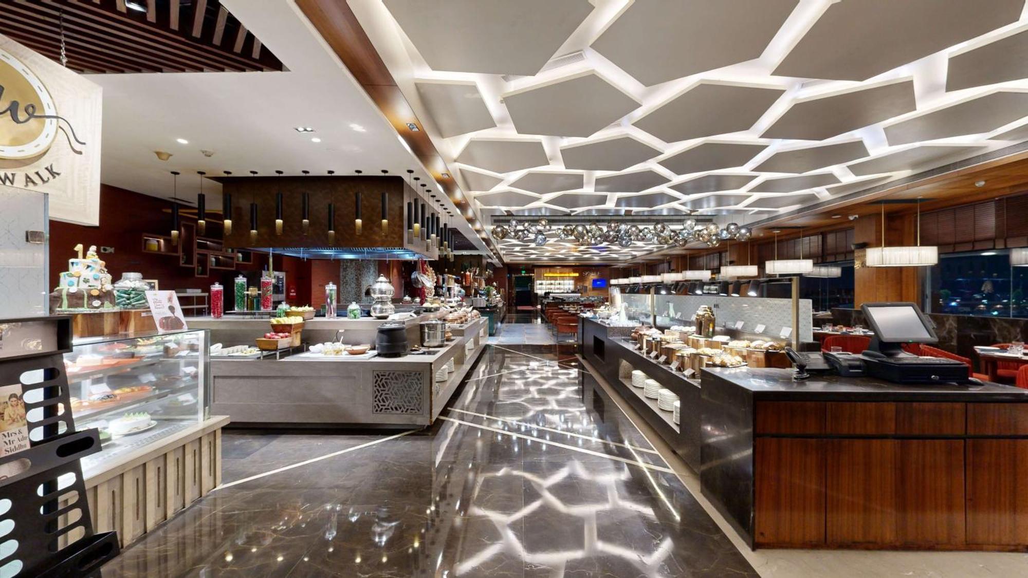 Radisson Blu Towers Kaushambi Delhi Ncr Ghaziabad Exterior foto The buffet at the hotel