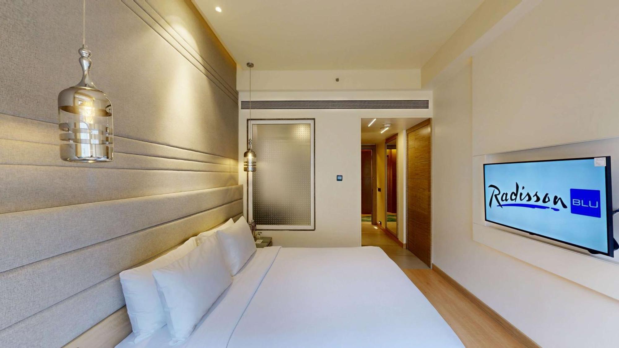 Radisson Blu Towers Kaushambi Delhi Ncr Ghaziabad Exterior foto Deluxe Room