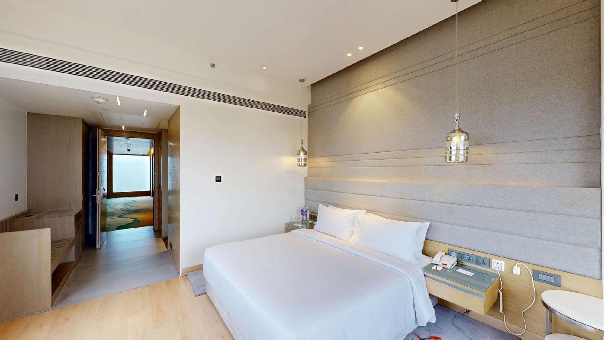Radisson Blu Towers Kaushambi Delhi Ncr Ghaziabad Exterior foto A bedroom at the hotel