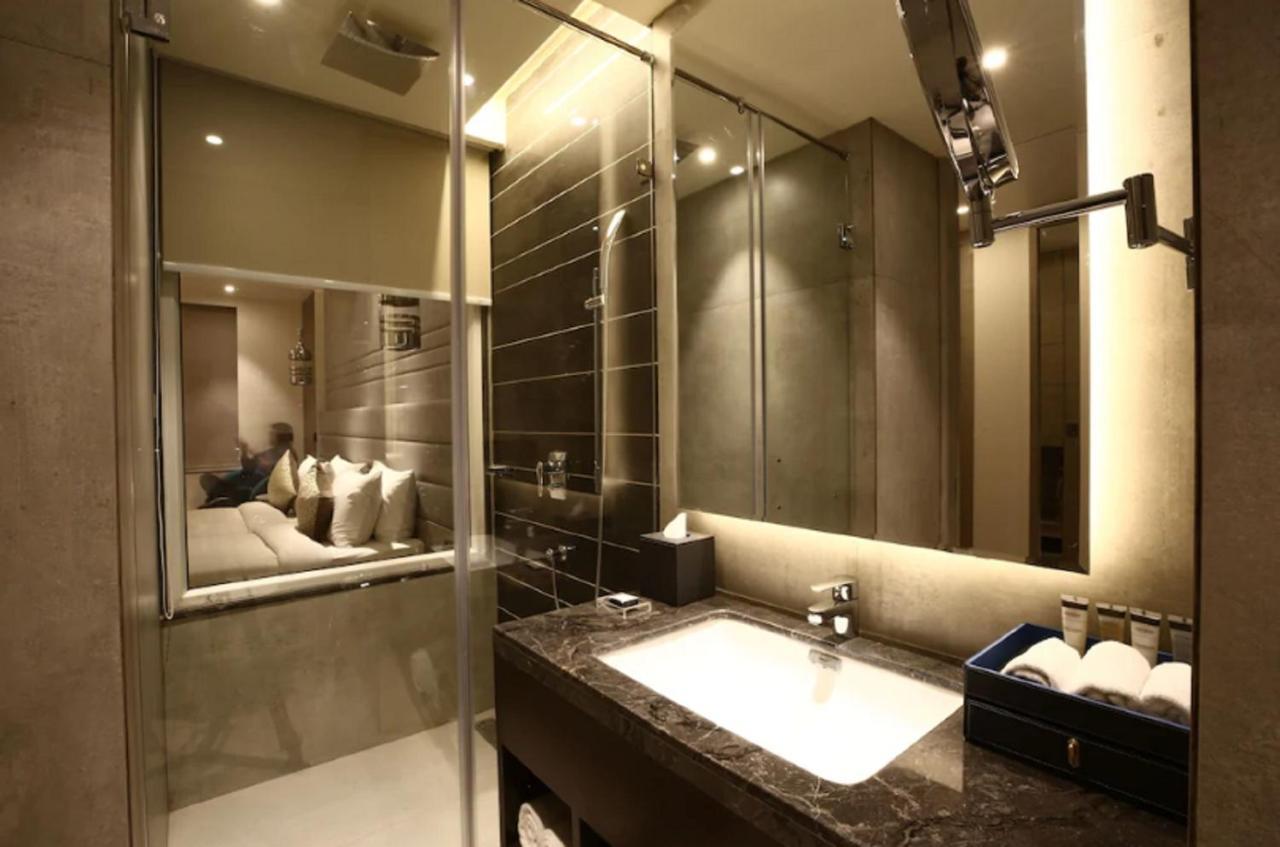 Radisson Blu Towers Kaushambi Delhi Ncr Ghaziabad Exterior foto Bathroom