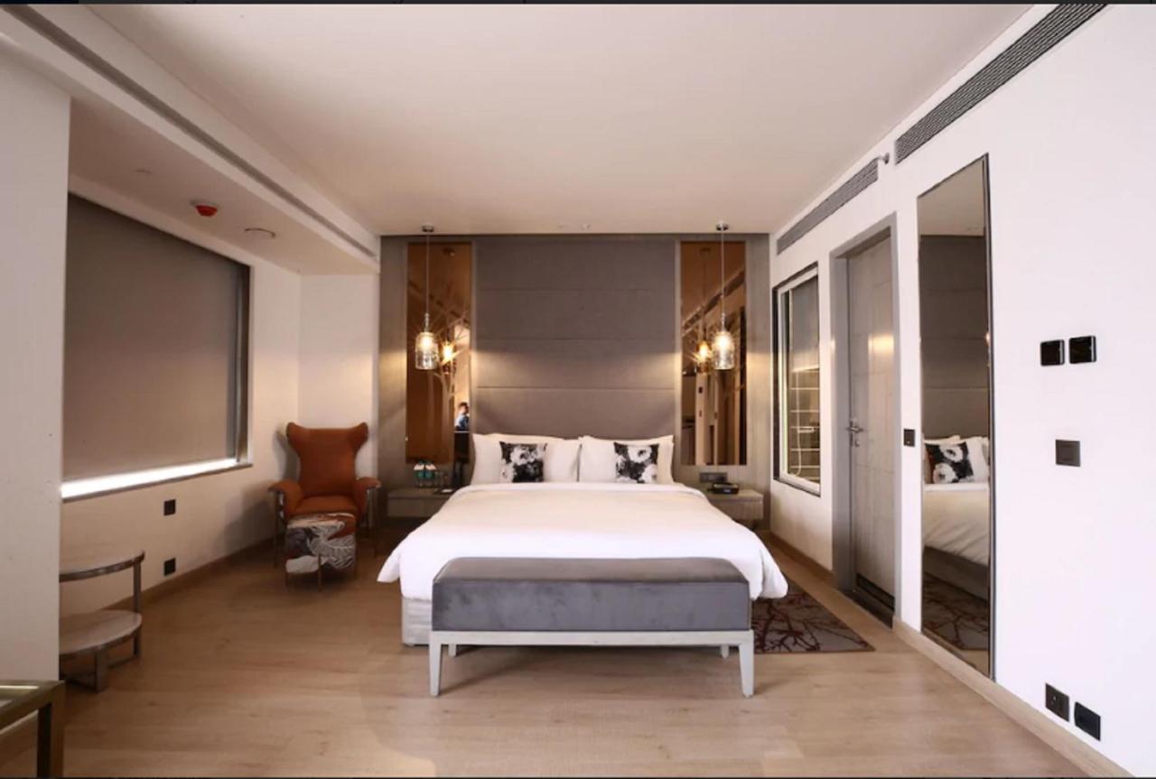 Radisson Blu Towers Kaushambi Delhi Ncr Ghaziabad Exterior foto A bedroom at the hotel